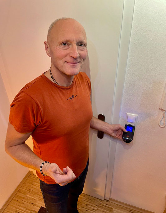 Markus Bühl<br><ul>   <li>Zertifizierter baubiologischer Messtechniker</li>   <li>Zertifizierter Bioresonanztherapeut nach Paul Schmidt</li>   <li>Ausbildung zum Heilpraktiker</li>   <li>Technische Ausbildung Dipl. Ing. (FH) Maschinenbau</li></ul><br>Rufen Sie einfach an... <br>Tel.: +49 170 9266615
